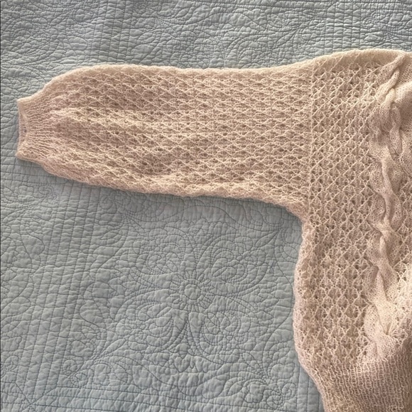 Vintage Cream V-Neck Sweater with Elegant Knit Design and Bell Sleeves - Picture 3 of 4